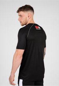 Gorilla Wear PERFORMANCE  - Camiseta estampada - black