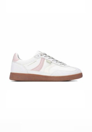 Zapatilla baja blanca y rosa claro con suela beige y cordones grises, mostrada de lado sobre un fondo blanco.