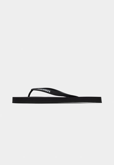 Tongs en caoutchouc noir avec fines lanières portant la marque blanche "DSQUARED2", vues de profil sur un fond clair uni.