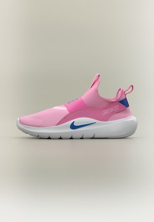 Πλάγια όψη ενός ροζ sneaker slip-on με λευκή σόλα, μπλε σήμα Nike και το κείμενο «Just Do It» στο λουράκι της φτέρνας.