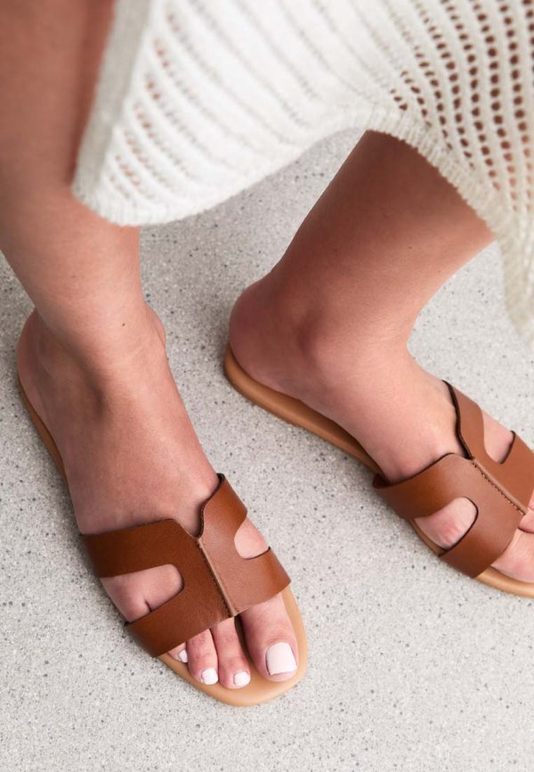 FAUX LEATHER CUT OUT STRAP - Badesandale - tan