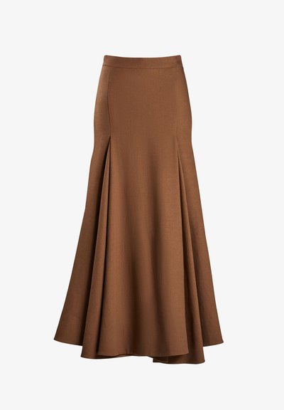 Rjava dolga krila iz teksturirane tkanine, z oprijetim pasom, razširjenim robom in pregibi za tekoče gibanje.