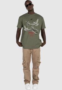 MJ Gonzales FREEDOM - T-shirts med print - olive