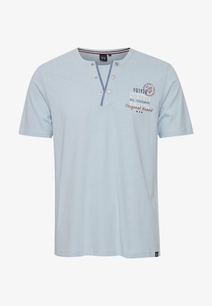 Heledad siniste värvi lühikeste varrukatega T-särk Henley kaelusega, millel on kaks metallist nuppu ja tumesinised ning burgundia värvi trükitekstid. Pehme puuvillane kangas.