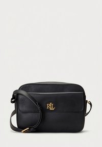 Černá kožená crossbody taška obdélníkového tvaru, se zlatým kováním, přední kapsou na klopě a nastavitelným popruhem. Obsahuje vyražené logo.