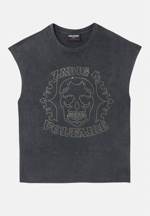 Camiseta gris sin mangas con cuello redondo, que presenta tachuelas metálicas en un diseño de calavera y texto decorativo en la parte delantera. Textura de tela suave.