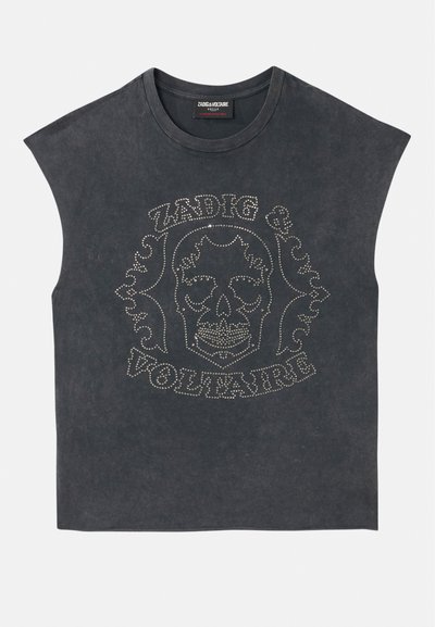 Ærmeløs grå T-shirt med rund hals, udstyret med metalnitter i et skaldet design og dekorativ tekst på forsiden. Blød stofstruktur.