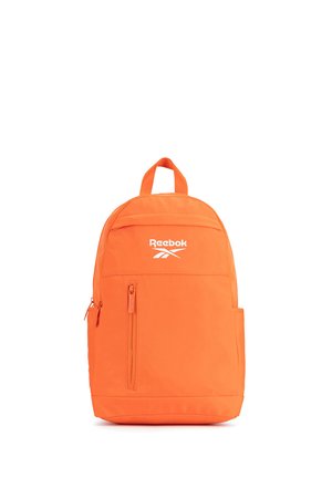 Zaino Reebok di colore arancione brillante con manico superiore, tasca frontale con zip e logo bianco sul pannello frontale.