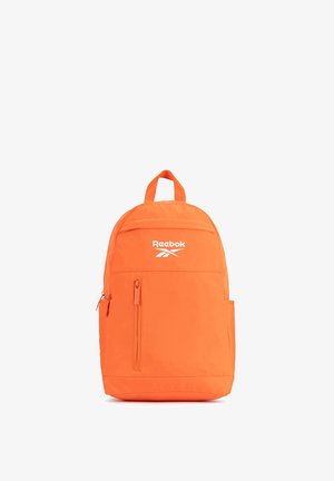 Zaino Reebok di colore arancione brillante con manico superiore, tasca frontale con zip e logo bianco sul pannello frontale.