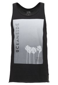 Canotta nera con un design anteriore sfumato in grigio e bianco, caratterizzato da grafiche di palme e il testo "OCEANSIDE" in caratteri grasci.