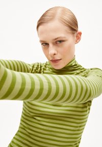 ARMEDANGELS GRAZILIAA STRIPES - Langarmshirt - new moss dark moss