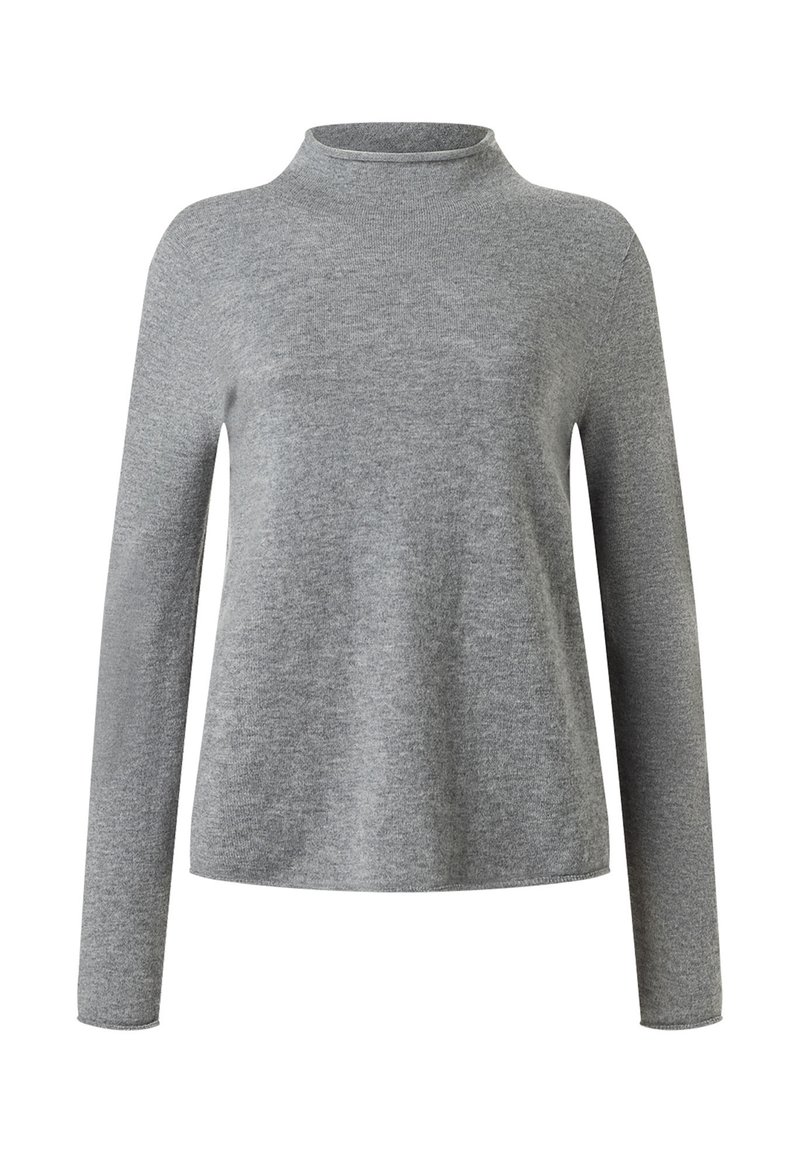 Suéter de manga larga gris con cuello tipo mock, de textura suave y corte relajado. Presenta una tela de punto lisamente jaspeada.