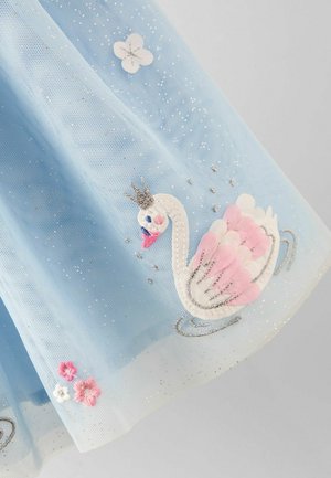 Svetlo modra tila tkanina s srebrnim leskom, ki prikazuje vezene motive labodov v rožnati in beli barvi, okrašena z cvetličnimi motivi.