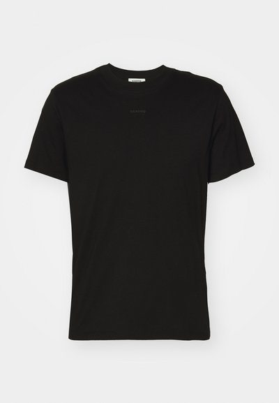 Fekete pamut póló klasszikus kerek nyakkivágással, rövid ujjal és diszkrét logóval az elején. Sima textúra, minta nélkül.