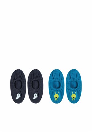 Set di quattro paia di calzini per bambini: due blu scuro con design di fantasmi e due teal con motivo di insetti verdi. Cotone lavorato a maglia; stile basso.