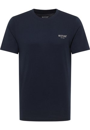 Camiseta de algodón azul marino con cuello redondo, mangas cortas y un logo blanco impreso en la parte superior izquierda del pecho. Textura suave.