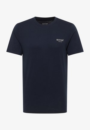 Tumši zils kokvilnas T-krekls ar apaļu izgriezumu, īsām piedurknēm un baltu iespiestu logotipu kreisā krūšu augšdaļā. Gluda tekstūra.