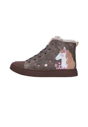 Bruine hoge kindersneaker met veters, nepbont randje, stervormige uitsparingen en eenhoornontwerp met een roze manen aan de zijkant.