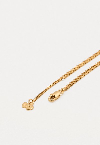 Bracciale con catena tono oro con chiusura a moschettone. La catena è delicata con piccoli dettagli a forma di cuore. Texture liscia e finitura lucida.