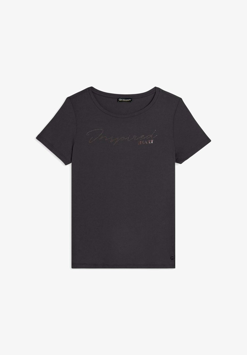 Camiseta de color gris oscuro con cuello redondo y mangas cortas, con los textos "Inspired" y "HEART" en detalles metálicos en el frente.