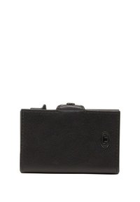 Portafoglio in pelle nera con superficie liscia, forma rettangolare, chiusura a flap superiore e logo in rilievo su un lato. Design minimalista.