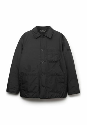 Schwarze gepolsterte Jacke mit Knopfverschluss, klassischem Kragen, zwei großen Fronttaschen und einer seitlichen aufgesetzten Tasche. Glatte Textur, leichtes Material.