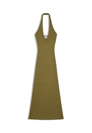 Mouwloze olijfgroene halter maxi-jurk met diepe V-hals en metalen ringdetail aan de voorkant in het midden.