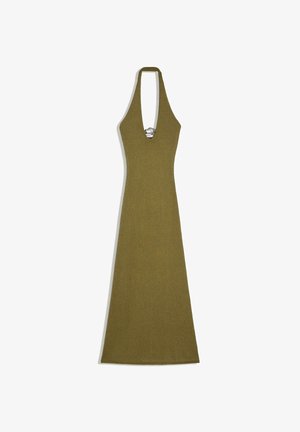 Mouwloze olijfgroene halter maxi-jurk met diepe V-hals en metalen ringdetail aan de voorkant in het midden.