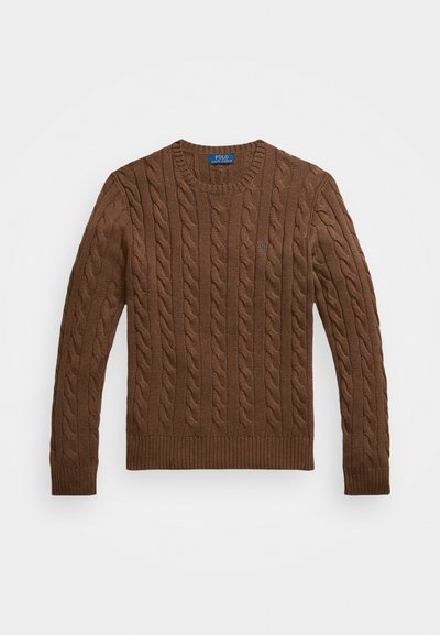 Brūns adīts džemperis ar garām piedurknēm, ribotām aprocēm un apakšmalu, apaļu kaklu, ar nelielu logotipu uz krūtīm. Tekstūrēta, adīta auduma.