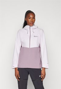 Veste légère et imperméable en violet clair et lavande, dotée d'une fermeture éclair à l'avant, d'une capuche réglable et d'un logo sur la poitrine gauche.