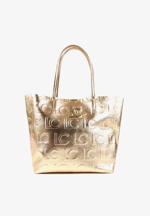 Sac fourre-tout en métal doré avec motif en relief « LC » et double poignées sur fond blanc.