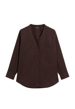 Chemise en lin bordeaux avec un col en V, des manches longues, deux poches avant et des boutons noirs. Texture douce avec une coupe décontractée.