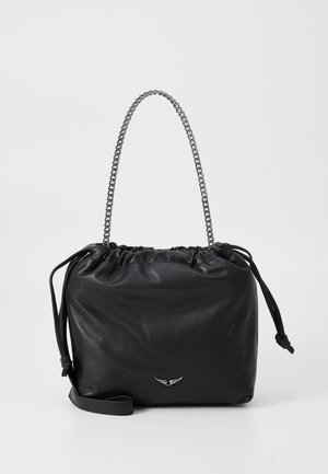 Sac en cuir noir avec une fermeture à cordon, une poignée en chaîne argentée et un petit accent logo à l'avant. Texture lisse et forme structurée.
