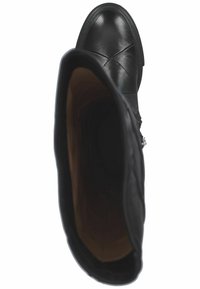 Bota de tobillo de cuero negro con un acabado suave, puntera redondeada y detalles de pespunte en la parte superior. En el interior tiene un forro de color marrón claro.