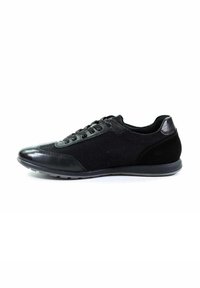 Schwarzer Sportschuh aus einer Kombination von Mesh- und Leder-Materialien, mit flachem Profil, runder Zehenpartie und sechs Ösen für eine sichere Passform.