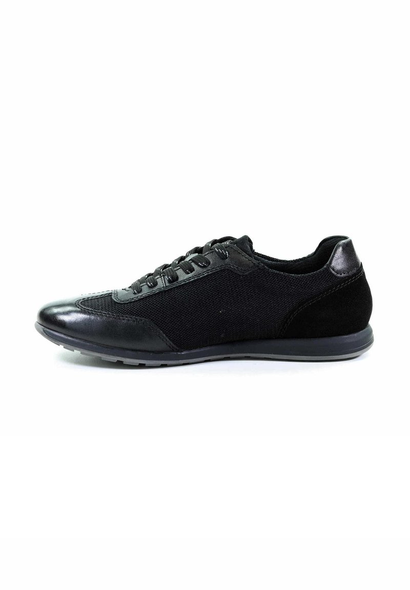 Schwarzer Sportschuh aus einer Kombination von Mesh- und Leder-Materialien, mit flachem Profil, runder Zehenpartie und sechs Ösen für eine sichere Passform.