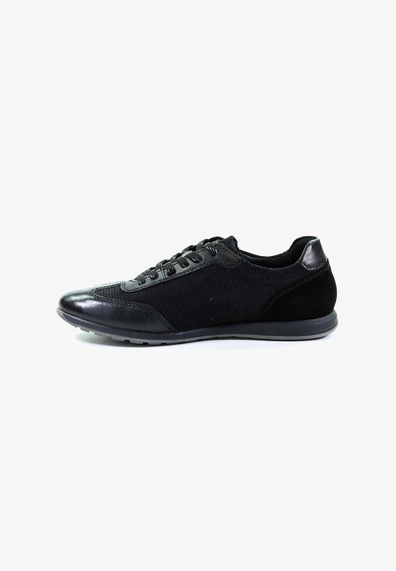 Schwarzer Sportschuh aus einer Kombination von Mesh- und Leder-Materialien, mit flachem Profil, runder Zehenpartie und sechs Ösen für eine sichere Passform.