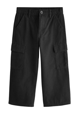 Shorts cargo noirs avec fermeture à boutons sur le devant, passants pour ceinture, poches latérales et grandes poches à rabat sur les deux jambes.