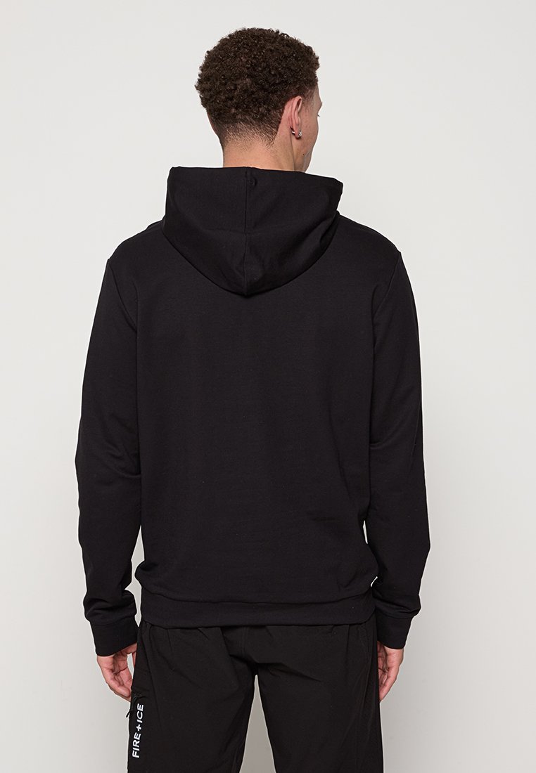 Schwarzer Kapuzenpullover aus weichem Stoff, mit einer Kordelzugkapuze, gerippten Bündchen und einem schlichten Design ohne sichtbare Logos oder Muster.