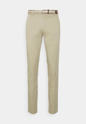 Chinos beige avec une texture lisse, coupe ajustée et une ceinture tressée avec des accents en cuir. Design classique à quatre poches, coupe droite.