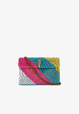 Borsetta intrecciata in blu, rosa, giallo e argento con un motivo a onda, dettagli metallici e una tracolla per indossarla a spalla.