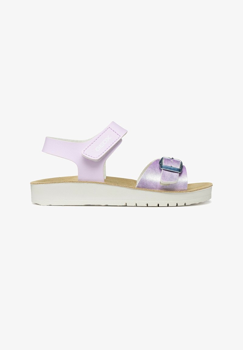 Sandale pour enfant lilas avec bride ajustable à la cheville et boucle avant, semelle intérieure beige et semelle blanche texturée.