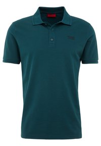 Tyrkysové polo tričko vyrobené z bavlny, s klasickým límečkem, krátkými rukávy, dvěma knoflíky a jemnou výšivkou loga na hrudi.