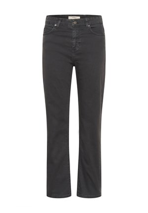 Melnās džinsās ar taisnu kāju dizainu, kas piedāvā priekšējās kabatas, rāvējslēdzēja aizdari un metāla pogu. Gluda tekstūra, minimālisma detaļas.