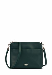 Zelená kožená kabelka přes rameno s plochým tvarem, zlatými kovovými detaily, hladkou texturou a přední kapsou na zip s logem.