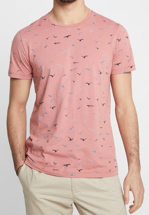 Pánské tričko s krátkým rukávem z bavlny v prachově růžové barvě s rozptýleným vzorem ptáků v černé a světlé šedé. Kulatý výstřih a klasický střih.