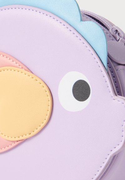 Στρογγυλή τσάντα με μοβ, ροζ, κίτρινες και μπλε δερμάτινες επιφάνειες, με καρτουνίστικα μάτια και ομαλή υφή, ασφαλισμένη με φερμουάρ.