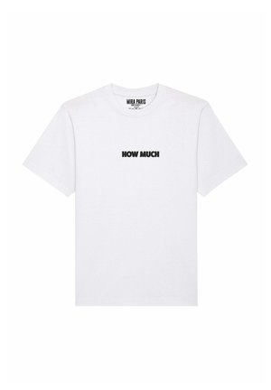 Weißes Baumwoll-T-Shirt mit kurzen Ärmeln und Rundhalsausschnitt. Auf der Vorderseite ist der Text "WIE VIEL" in fetter schwarzer Schrift zentriert.