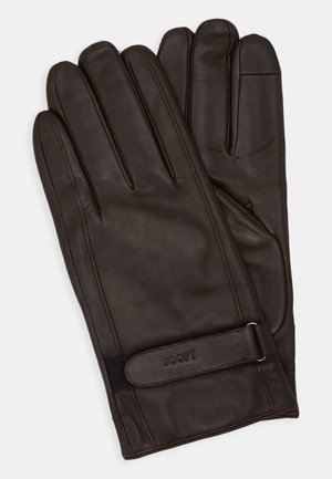 Luvas de couro castanho com cinco dedos, apresentando uma textura lisa e uma tira com uma fivela de metal, gravada com "JOOP."