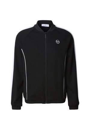 Chaqueta negra con cremallera completa, ribetes blancos en las mangas y los laterales, puños elásticos y un pequeño logo blanco en el pecho izquierdo.